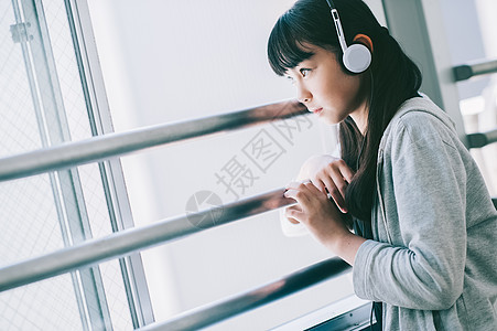 女孩戴耳机听音乐图片