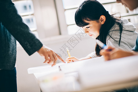 女孩在教室学习图片