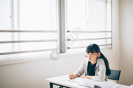 女孩在教室学习图片