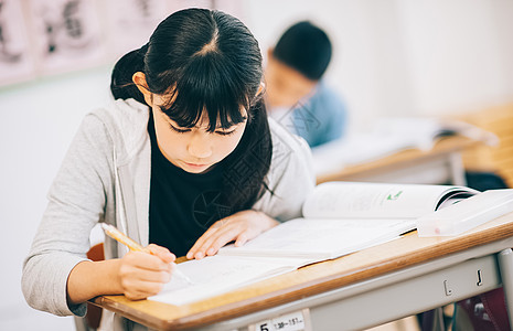 小孩亚洲人补习班女孩小学学生研究图片