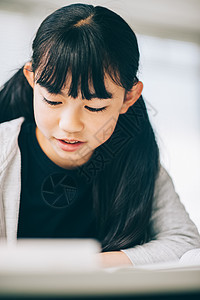 年轻的女孩全力以赴儿童女孩补习学校学习图片