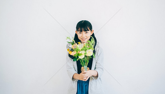 小朋友清澈生命女孩生活方式花束图片