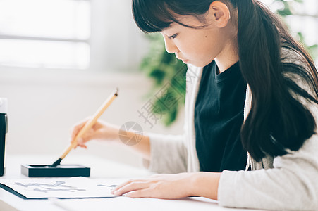 清澈美味的小学生女孩书法图片