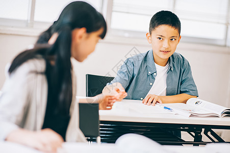 教室里学习的学生互相帮助图片