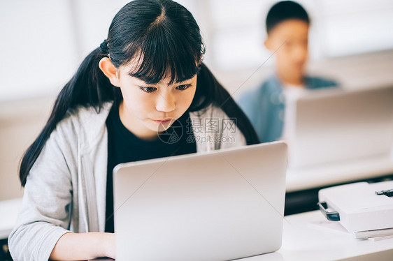 学习计算机的女孩图片