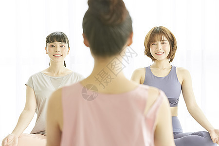 瑜伽课锻炼的青年女子图片