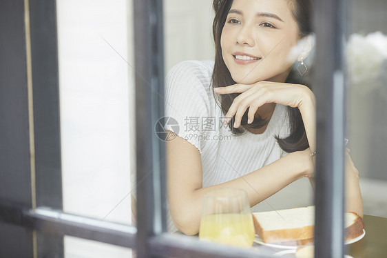 早餐看向窗外的年轻女子图片