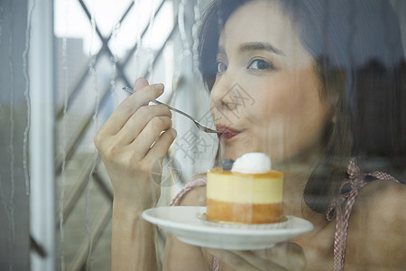 着甜品蛋糕的年轻女子图片