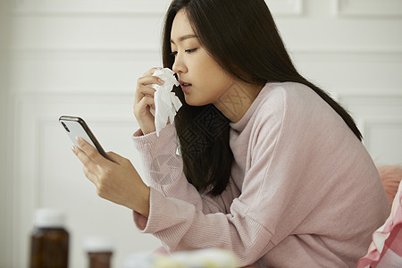 身体虚弱的女人看手机图片