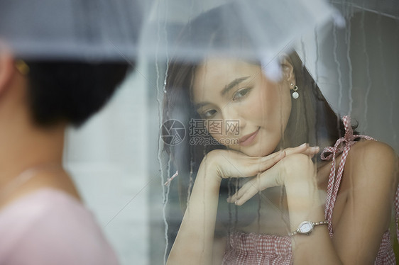 下雨天喝咖啡的女孩图片