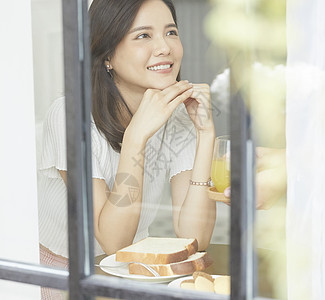 女人享受下午茶图片