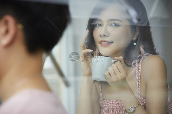 下雨天喝咖啡的女孩图片