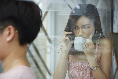 下雨天喝咖啡的女孩图片