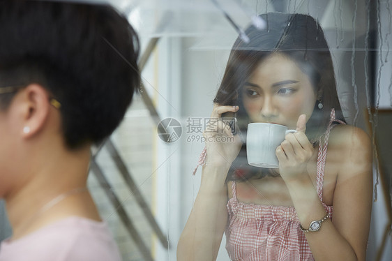 下雨天喝咖啡的女孩图片