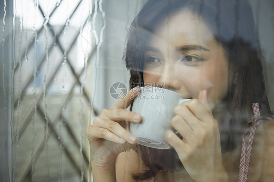 下雨天喝咖啡的女孩图片