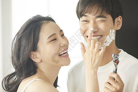 漂亮可爱的夫妻剃胡须图片