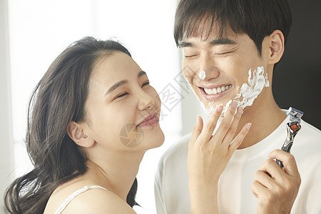 居家年轻夫妇在洗漱剃胡须图片