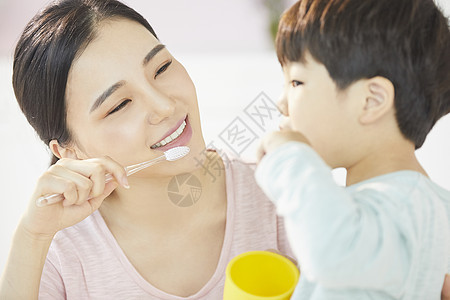 年轻妈妈教小朋友刷牙图片