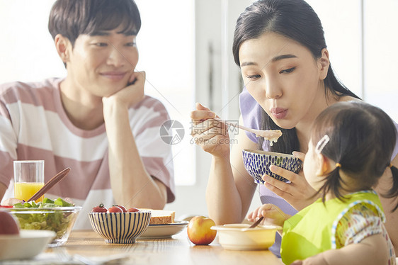 三口家庭吃早餐图片