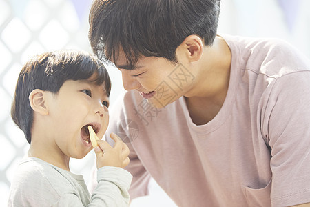 父母陪孩子吃零食图片