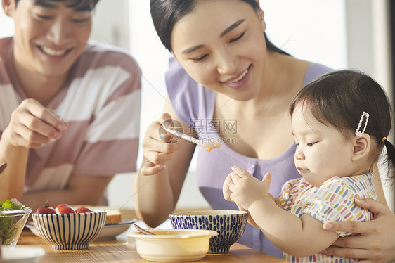 一家三口享受健康早餐图片