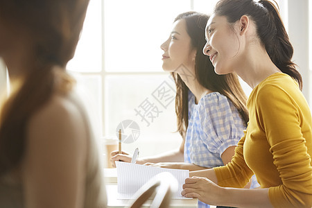 女大学生在课堂上听课图片