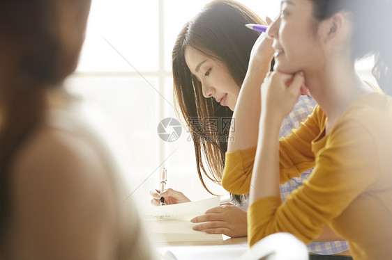 女大学生在课堂上听课图片