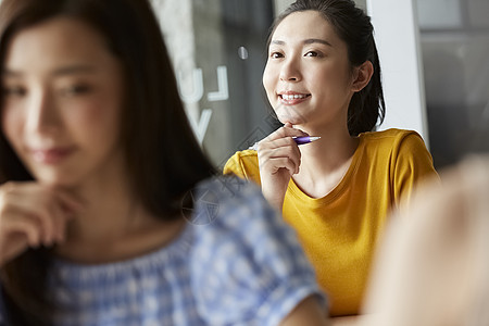 女大学生在课堂上听课图片