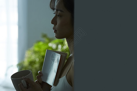 房屋看小说喝茶的女人图片