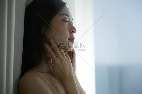 户内护肤的女人图片