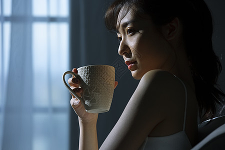 室内年轻女人喝茶图片