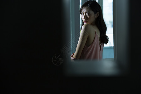 客厅白天黑夜对比房屋孤独优雅的女人背景