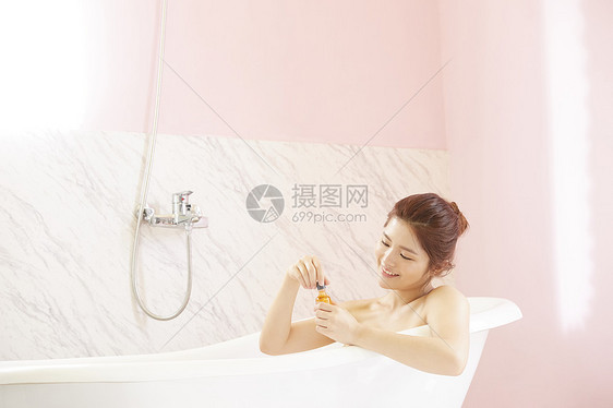 享受美容沐浴的女人图片