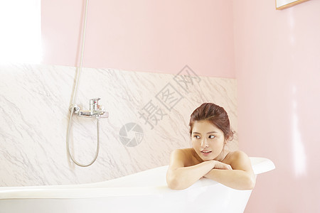 浴缸里泡澡放松的年轻女子图片