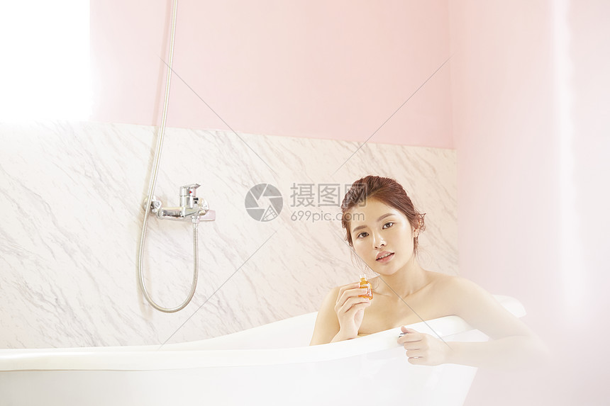 浴缸泡澡的青年女子图片