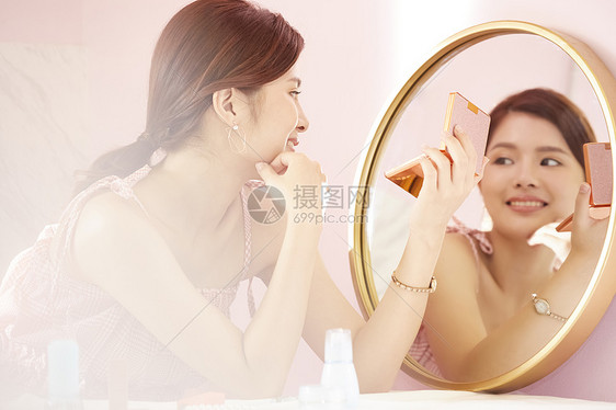 照镜子的美妆女性图片