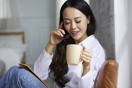 拿着咖啡的青年女子图片