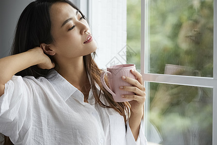 室内青春女人喝茶图片