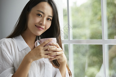 室内青春女人喝茶图片