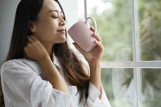 室内青春女人喝茶图片