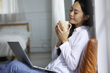 室内青春女人喝茶图片