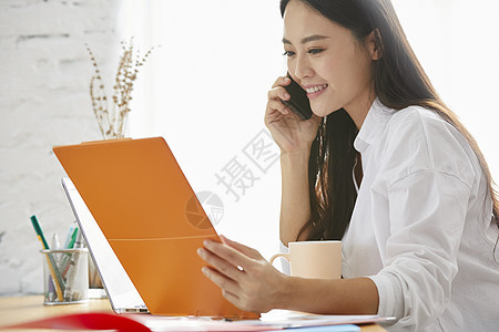 女人在房间里看文件讲电话图片