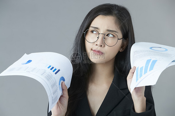 拿着文件无奈的商务女性图片