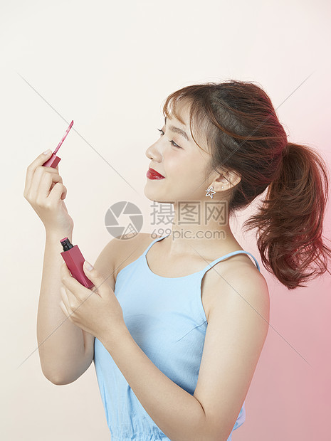 美妆美女拿着口红唇膏化妆图片