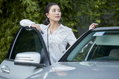 女人站在车边图片