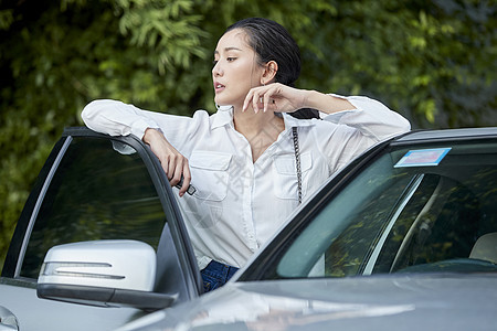 女人站在车边图片