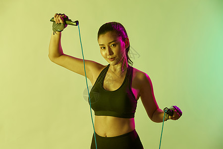 运动女性拿着跳绳健身运动图片