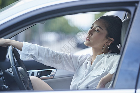 女人坐在驾驶室里图片