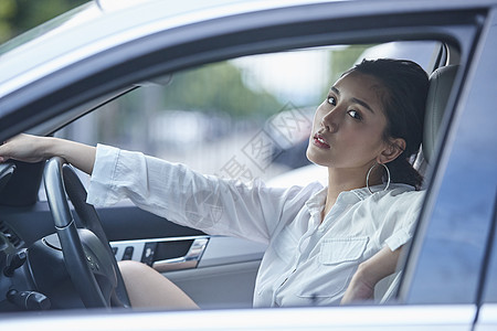 女人坐在驾驶室里图片