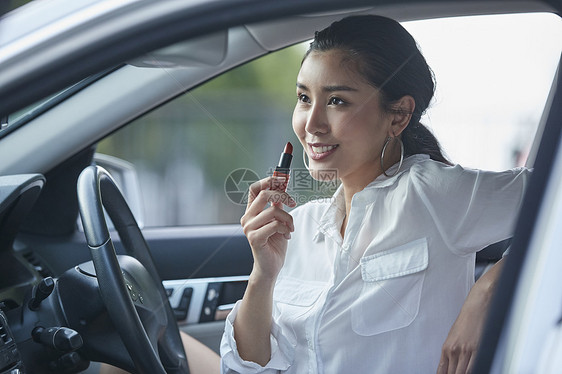 女人在车上涂口红图片